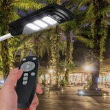Lámpara LED Solar 90W con sensor de movimiento y control remoto. Iluminación automática sin cables, resistente al agua y con carga solar rápida. Hasta 13 horas de luz blanca fría. Ideal para exteriores, seguridad y ahorro energético