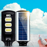 Lámpara LED Solar 90W con sensor de movimiento y control remoto. Iluminación automática sin cables, resistente al agua y con carga solar rápida. Hasta 13 horas de luz blanca fría. Ideal para exteriores, seguridad y ahorro energético