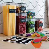 Set Brandtrendy de 24 recipientes organizadores herméticos con tapa de liga negra. Diseño apilable, libre de BPA, ideal para almacenar alimentos secos y líquidos. Incluye etiquetas reutilizables, plumón y juego de tazas y cucharas medidoras.