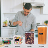 Set Brandtrendy de 24 recipientes organizadores herméticos con tapa de liga negra. Diseño apilable, libre de BPA, ideal para almacenar alimentos secos y líquidos. Incluye etiquetas reutilizables, plumón y juego de tazas y cucharas medidoras.