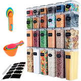 Set Brandtrendy de 24 recipientes organizadores herméticos con tapa de liga negra. Diseño apilable, libre de BPA, ideal para almacenar alimentos secos y líquidos. Incluye etiquetas reutilizables, plumón y juego de tazas y cucharas medidoras.