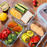 Juego Brandtrendy de 3 recipientes de vidrio con tapas herméticas y divisiones para Meal Prep. Aptos para microondas, refrigerador y lavavajillas. Ideales para almacenar y transportar alimentos sin derrames. Incluye cubiertos en la tapa