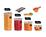 Set Brandtrendy de 24 recipientes organizadores herméticos con tapa de liga negra. Diseño apilable, libre de BPA, ideal para almacenar alimentos secos y líquidos. Incluye etiquetas reutilizables, plumón y juego de tazas y cucharas medidoras.