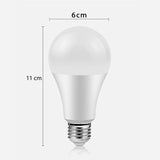 Kit Fratech con 4 enchufes de pared con puertos USB A y C de carga rápida y 1 foco LED inteligente RGB WiFi controlable por app y voz, compatible con Android/iOS, con 16M de colores, ahorro energético y vida útil de 30,000 horas.