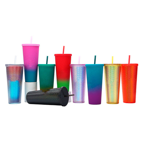 Vasos con textura de diferentes colores para tomar bebidas