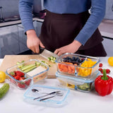 Juego Brandtrendy de 3 recipientes de vidrio con tapas herméticas y divisiones para Meal Prep. Aptos para microondas, refrigerador y lavavajillas. Ideales para almacenar y transportar alimentos sin derrames. Incluye cubiertos en la tapa